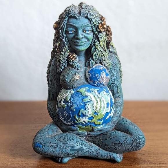 Mother Earth Statue - Picture 1 of 2